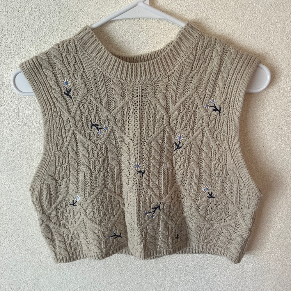 Cropped knit sweater-vest with embroidered flowers